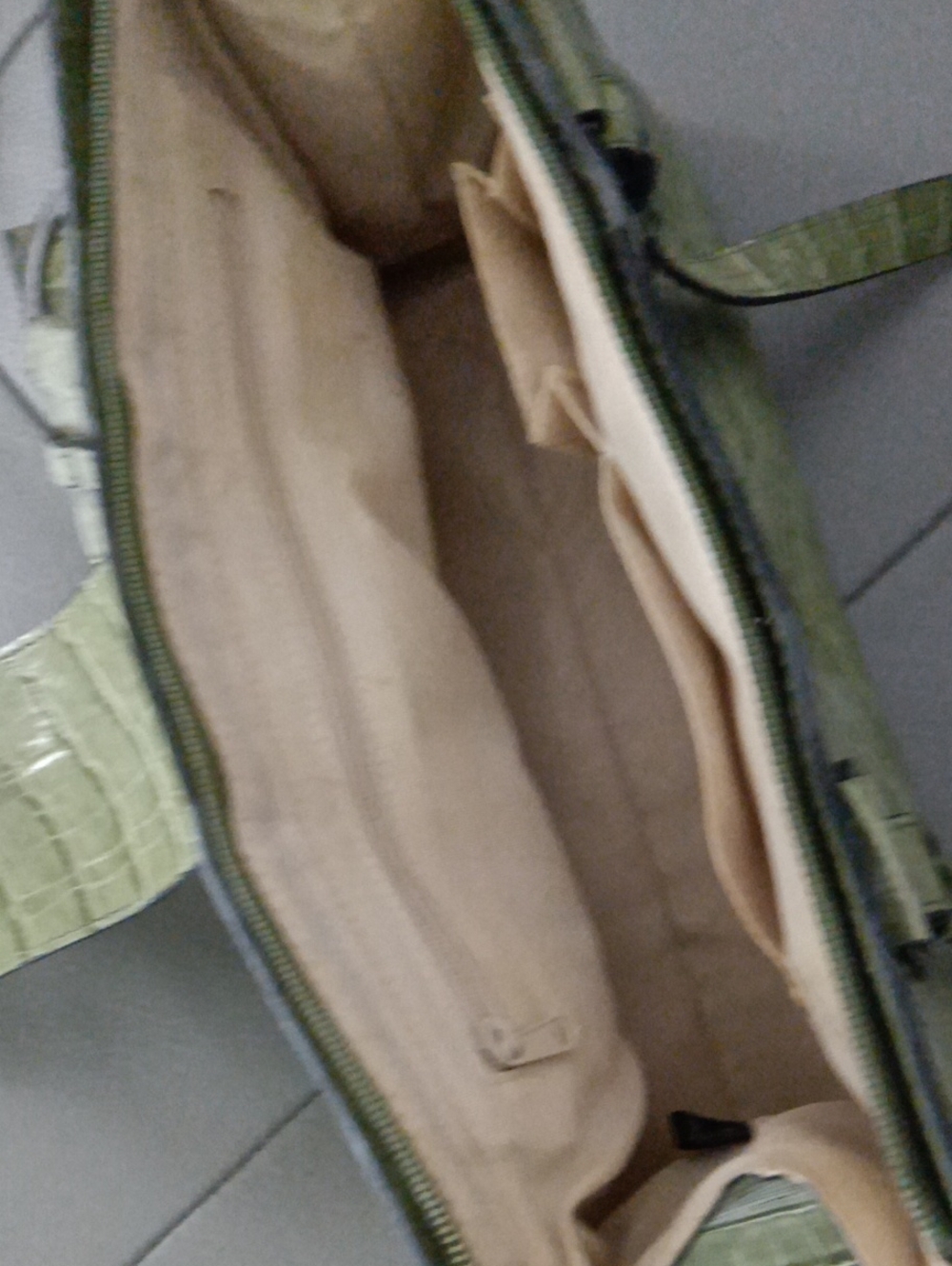 NEW Guess Light Green Croc-Embossed Wallet and Handbag Set - NWOT - Picture 4 of 4